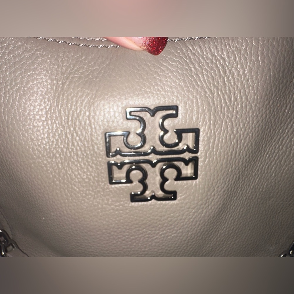 Tory Burch Small Britten Slouchy Tote. - Picture 6 of 8